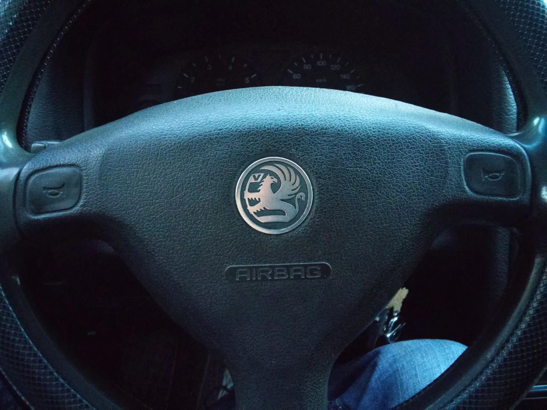Значки на руле с маркой авто. Логотип на руле автомобилей. Значок мерседес на руль w204. Чехол рулевого колеса на мицубиси лансер 10. Руль со значками.