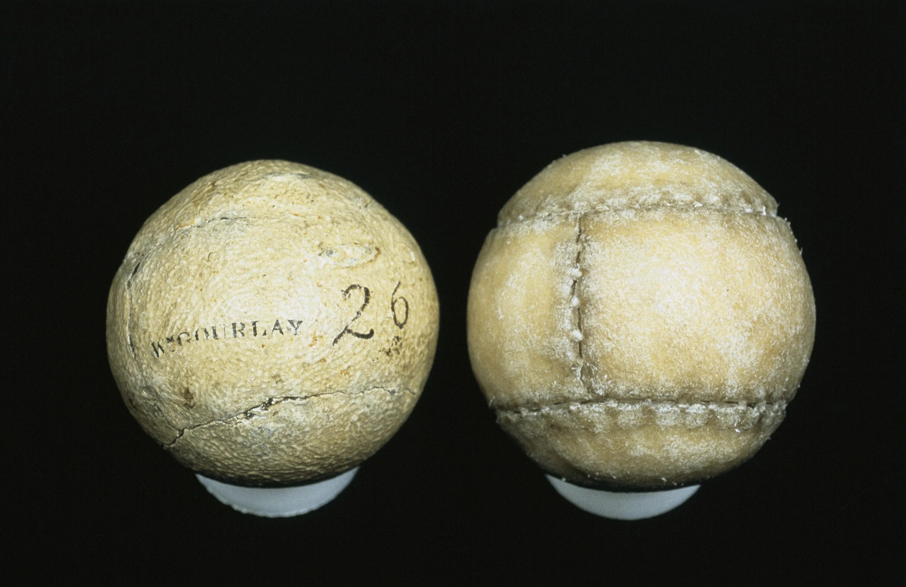 Первый мяч в футболе. Гуттаперчевый мяч для гольфа 19 век. Мяч в древней Греции фоллис. Мяч для гольфа 1878. Первые гольф мячи.