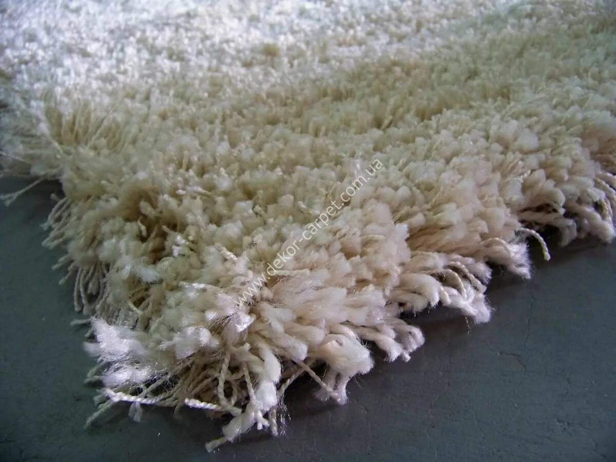 ковер пушистый укрыл земля. шагги. покройте попоной мохнатым ковром. коврики для ванной комнаты пушистые белые. снежное покрывало.