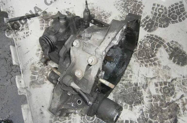 Снять кпп дэу нексия. Заглушка на коробке передач дэу нексия. Снять кпп дэу нексия. Кожух кпп нексия n100. 6 схема.