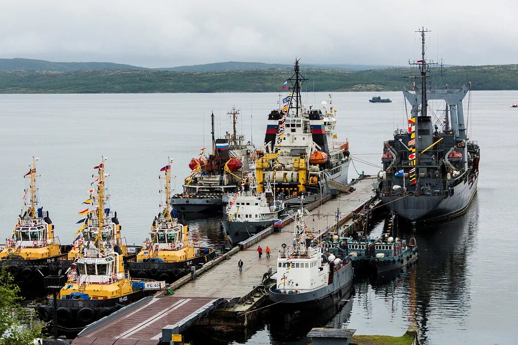 Североморск. Североморск порт. Североморск столица Северного флота. Военный порт Североморск. Мурманская область город Североморск ВМФ.