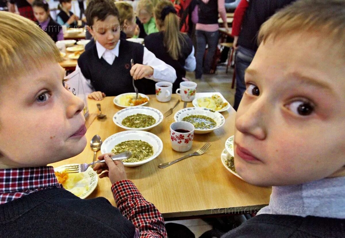 Ужасная столовая в школе. Еда в школьной столовой. Ужасная еда в школьной столовой. Обед в школьной столовой. Школа про еду