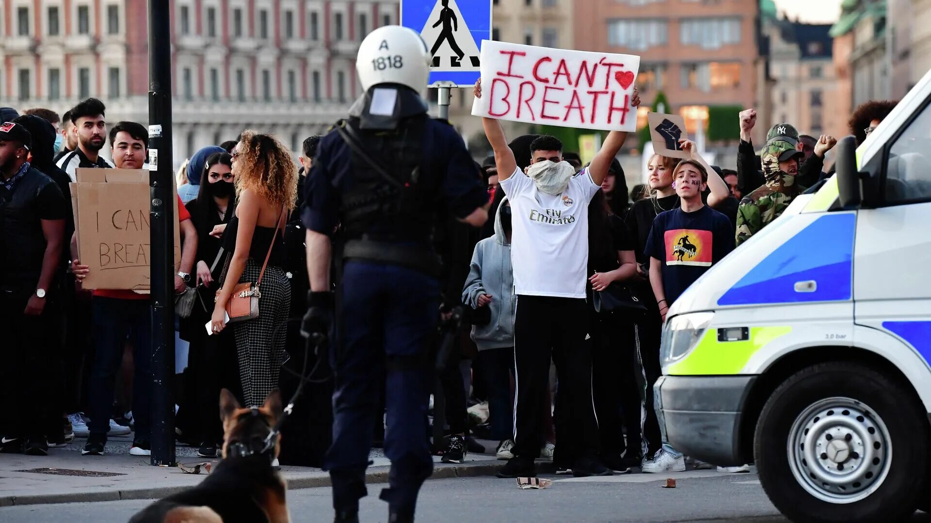 Столкновения в швеции. Митинги в швеции. sweden protests швеция.