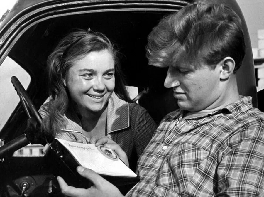 Троллейбус 1963. Первый троллейбус фильм 1963. нина дорошина первый троллейбус. дорошина в фильме первый троллейбус. нина дорошина в фильме первый троллейбус.