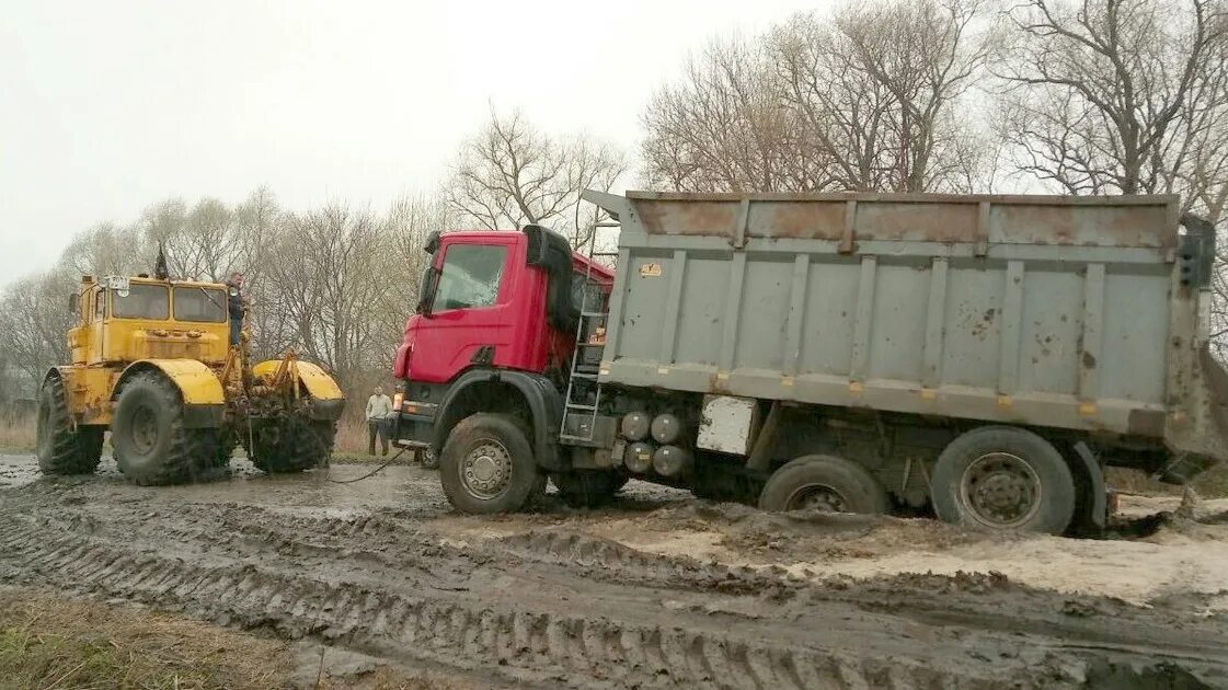 Грузовик рязань. Самосвал застрял. Грузовик застрял. КАМАЗ застрял. Застрявшие самосвалы в деревне.