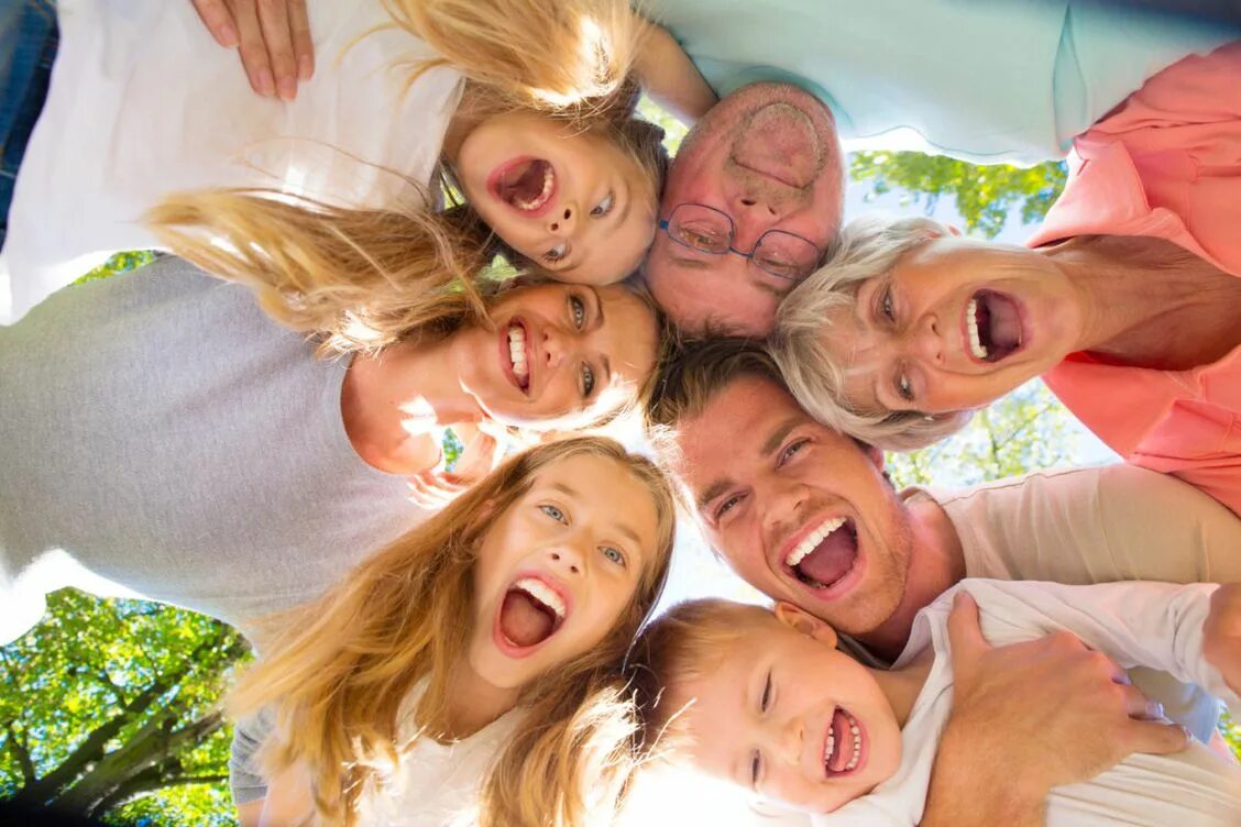 Воспитывая счастливых людей. Счастливый человек. Счастливая семья. Счастливое лицо. Фотографии счастливых людей.