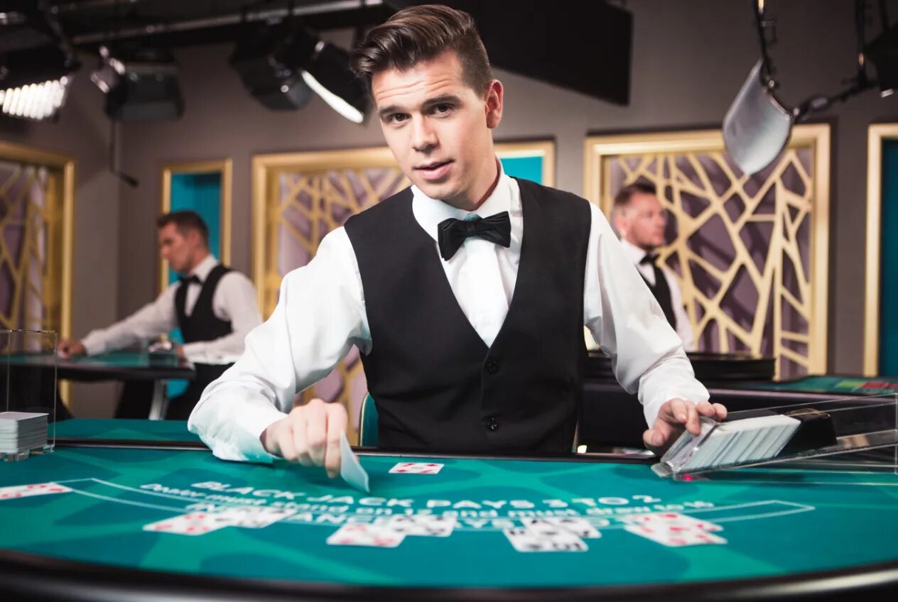 Игроки загадывают. Casino крупье. Школа крупье казино Торнадо. Крупье в казино. Дилер в казино.