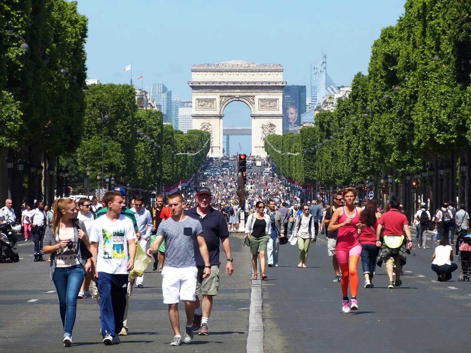 French calling. Елисейские поля пешеходы. Париж фото на пешеходе. Париж без людей днем. A Day without cars.