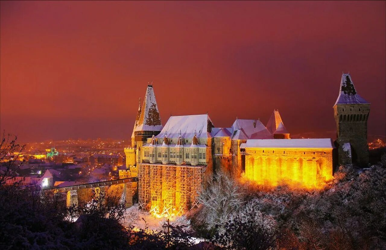 Замок Дракулы в Румынии. Замок Дракулы в Трансильвании. Замок Корвинов, Трансильвания, Румыния. Замок Корвінів.
