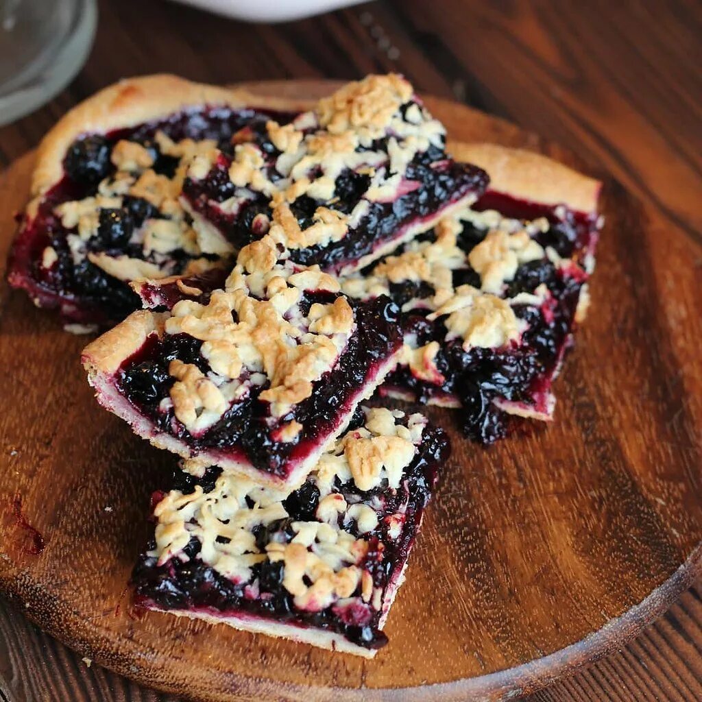 Пирог из песочного теста. Тесто со смородиной. Песочный пирог с черной смородиной. Смородиновый пай. Пирог с творогом и смородиной.