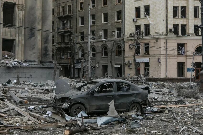 Школа 134 харьков сейчас. Разрушенные здания в украине. Разбомбленный дом. Харьков разбит. В харькове снаряд попал в жилой дом.