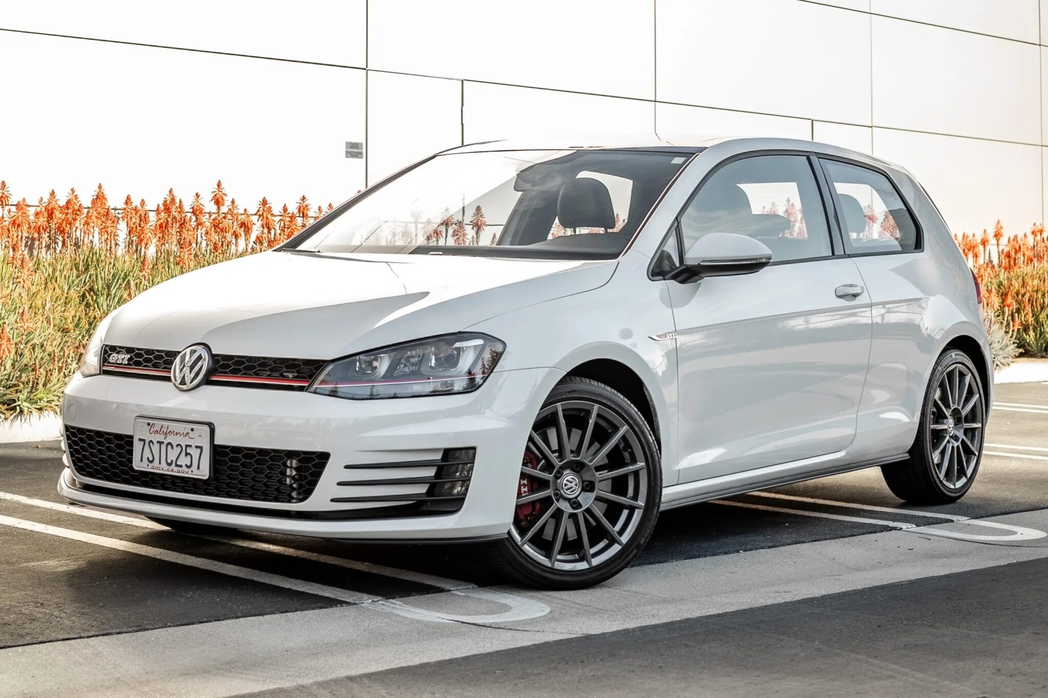 Фольксваген гольф 2016. Volkswagen golf gti 2016. фольксваген гольф 2016 года. volkswagen golf 2016 4 двери. фольксваген гольф 2016 фото.