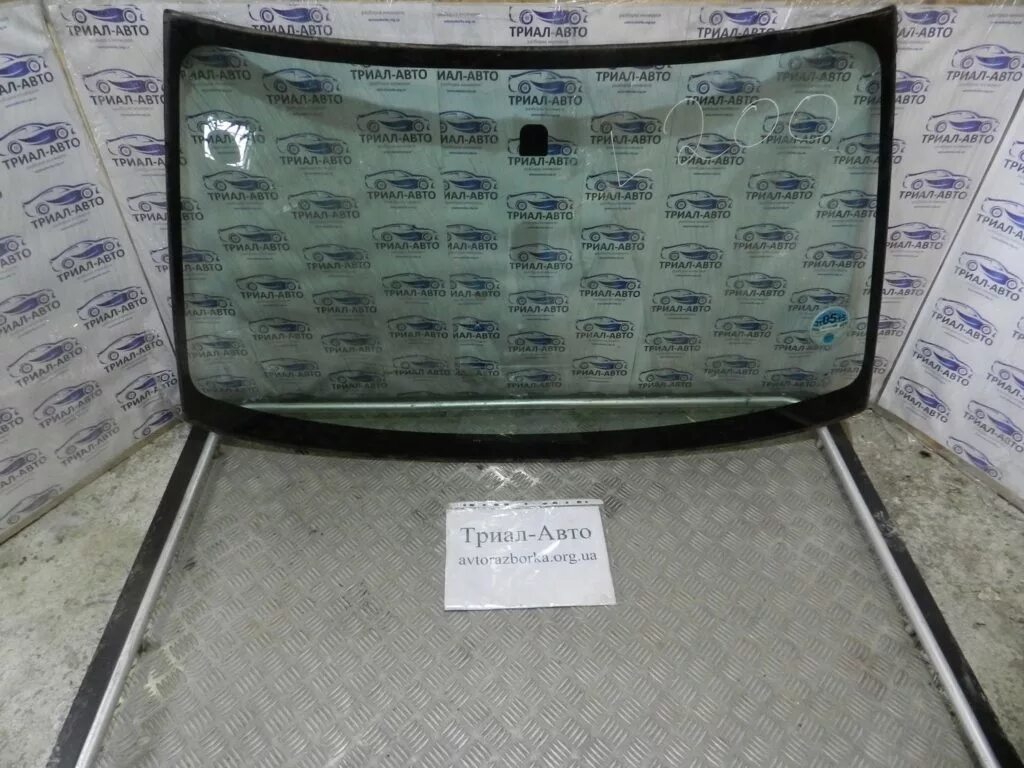 Стекло лобовое л200 2005. Съёмная тонировка митсубиси кольт. L200 лобовое стекло. Козырек на л200. Резинка лобового стекла митсубиси л200 2008г.