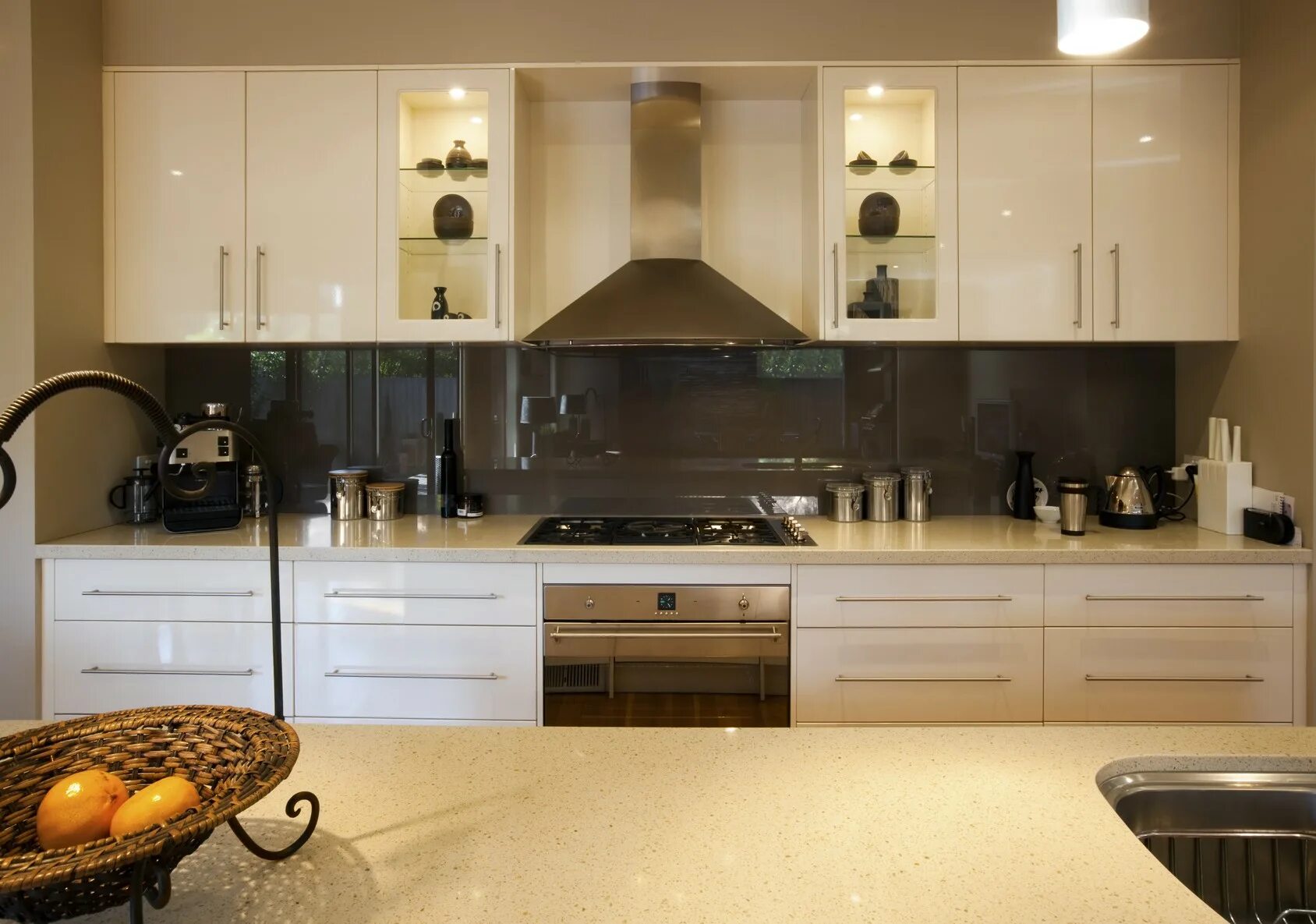 Какой цвет фартука выбрать. Какой цвет фартука выбрать. Кухня с коричневой столешницей. Фартук для кухни серого цвета. Бежевая кухня с темной столешницей в интерьере.