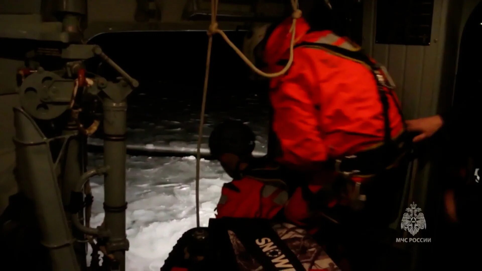 Спасательные операции мчс. Вертолет мчс упал в онежское озеро. Ка-32 мчс разбился калининград. Рыбаки на оторвавшейся льдине. Куршский залив мчс.
