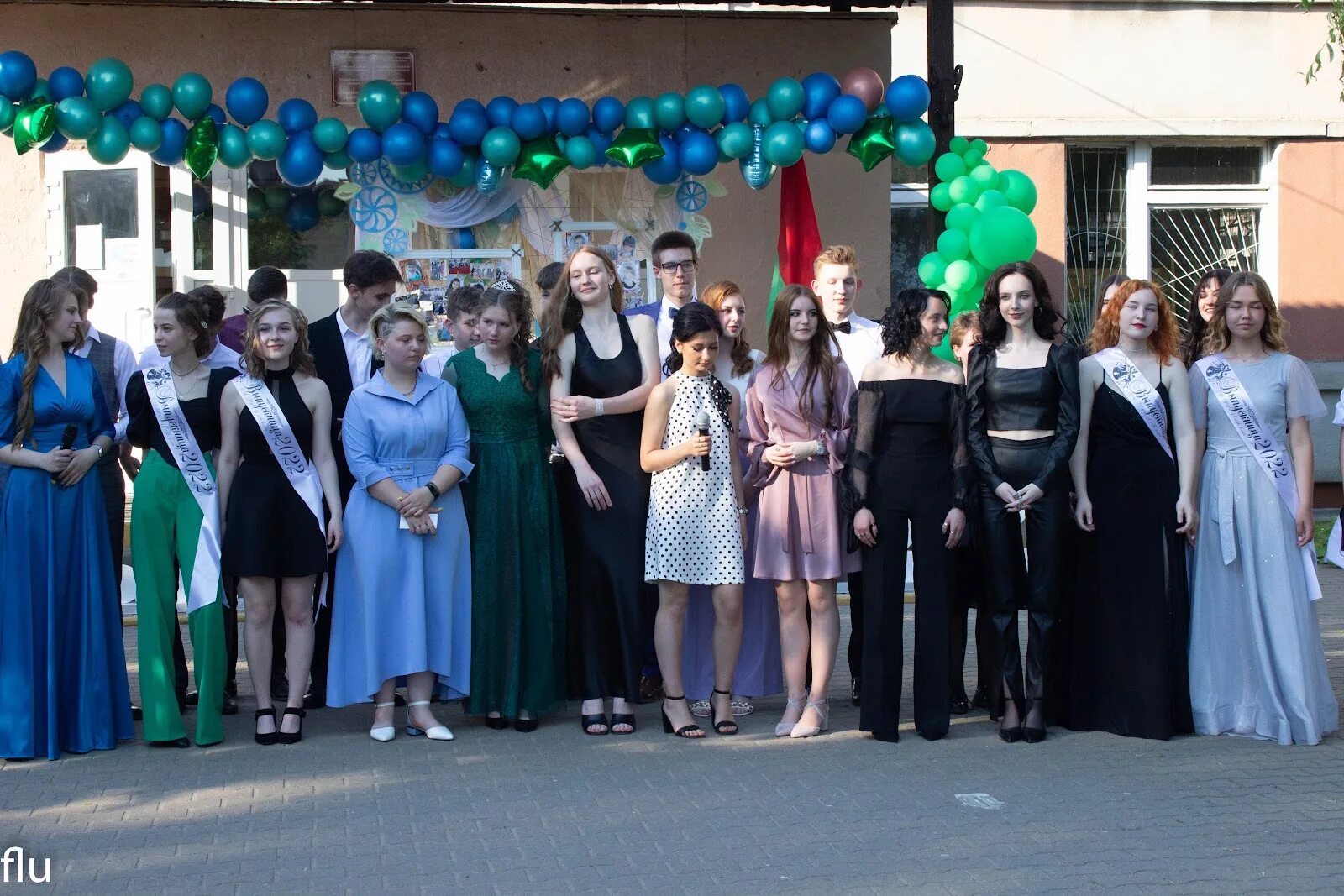 Выпуск 2025 программа. Выпускной в школе. выпускной в школе 11. выпускники 11 класса. выпускной 11 класс волгоград 2016 год.