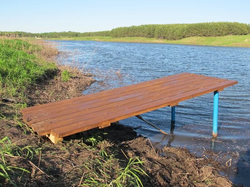 Самодельная река. Пирс на даче. Мосток деревянный для рыбалки. Помост у пруда. Деревянный мостик для рыбалки.