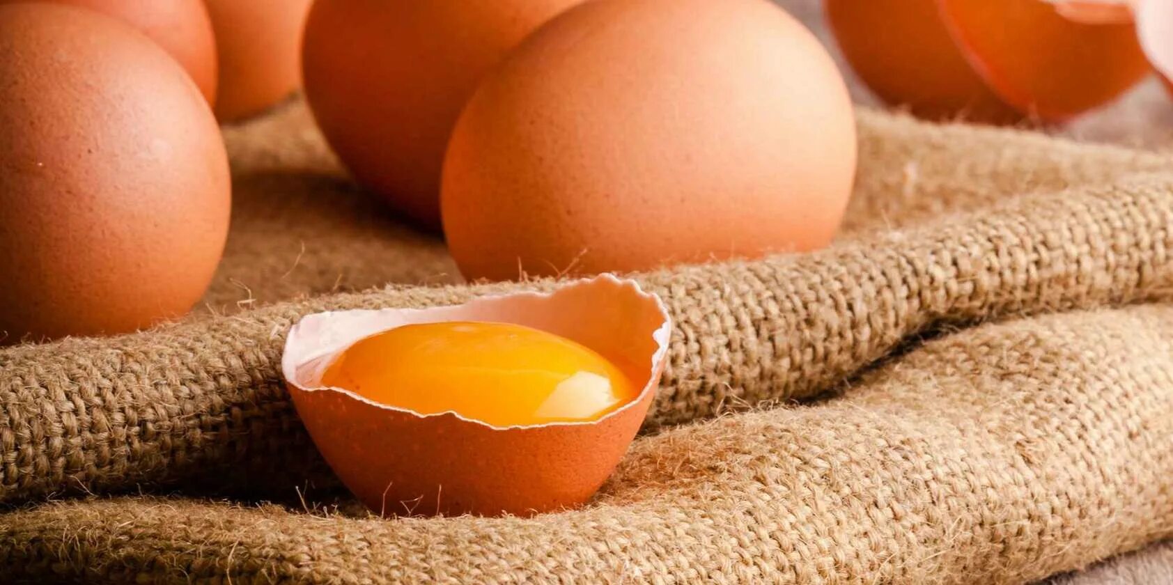 Сырое яйцо каждое утро. Сырое яйцо. сырое яйцо натощак. egg витамины.