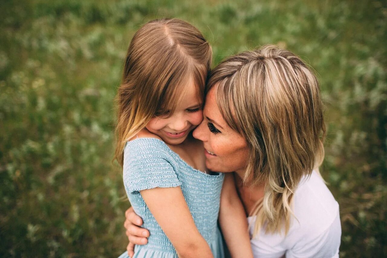 Дочь мать kissing. Девочка с мамой лезбиянки. Момс. Mom + дочь. 2 мамы лесбиянок