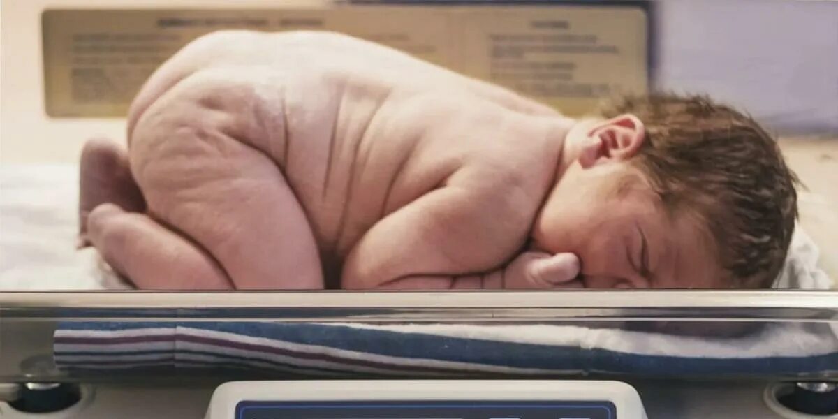 Рекорд по весу новорожденного. Мальчик 4000 кг родился. Новорожденный ребенок 7 кг. Рекорд Гиннесса самый маленький вес новорожденного.