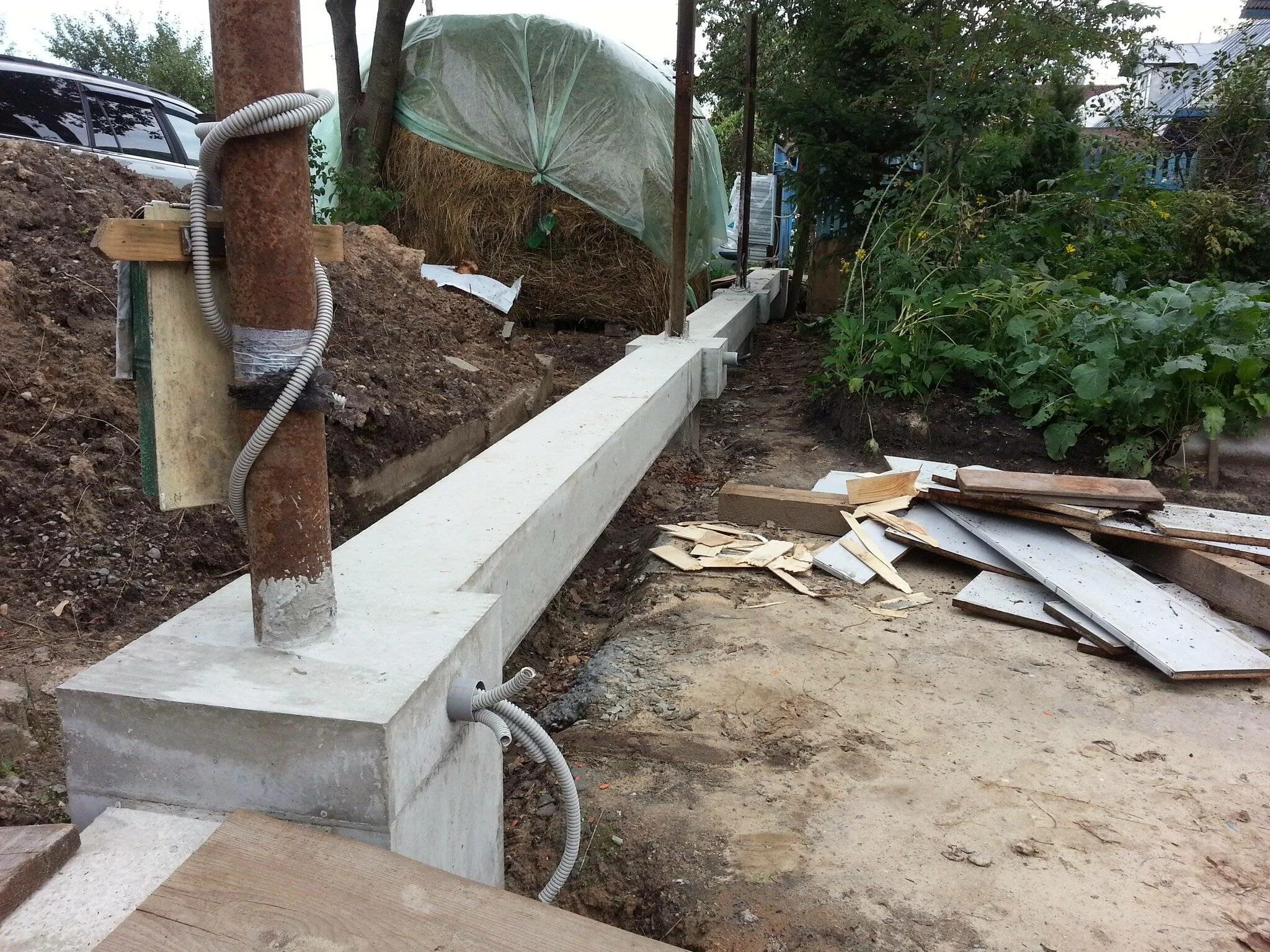 Ленточный фундамент под забор. Опалубка для фундамента под забор. Лен очный фундамент для забора. Фундаментная лента под забор. Фундамент для забора.