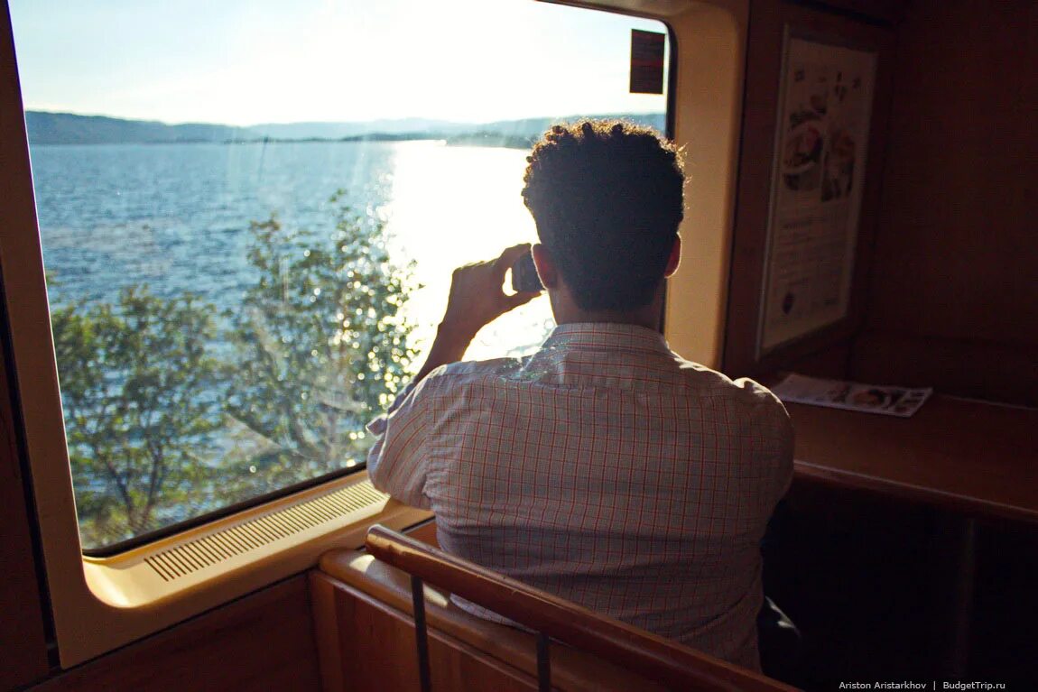 Человек в поезде у окна. Глядя в окно вагона. Девушка в поезде. Девушка в вагоне поезда. Человек в поезде у окна.