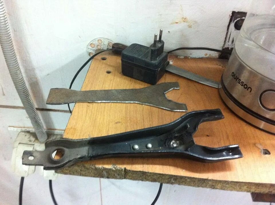 Вилка сцепления 2114. Вилка сцепления ваз 2106 сточеная. Вилка ваз 2106. Опора вилку сцепления нива шевроле. Вилка сцепления кпп ваз 2107.