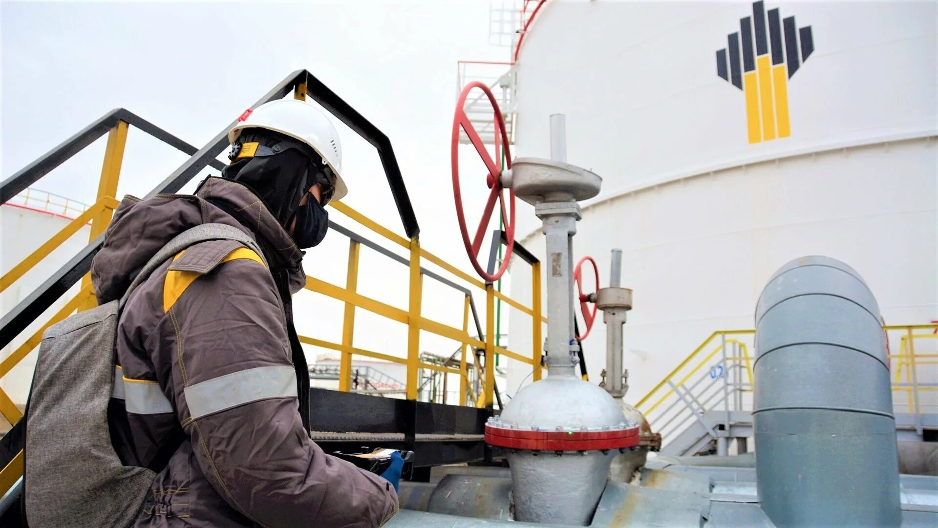 Роснефть нижневартовск месторождение. Нефтяная промышленность хмао. Самотлорское месторождение нефти. Хмао югра добыча нефти. Нефтяная вышка самотлор.
