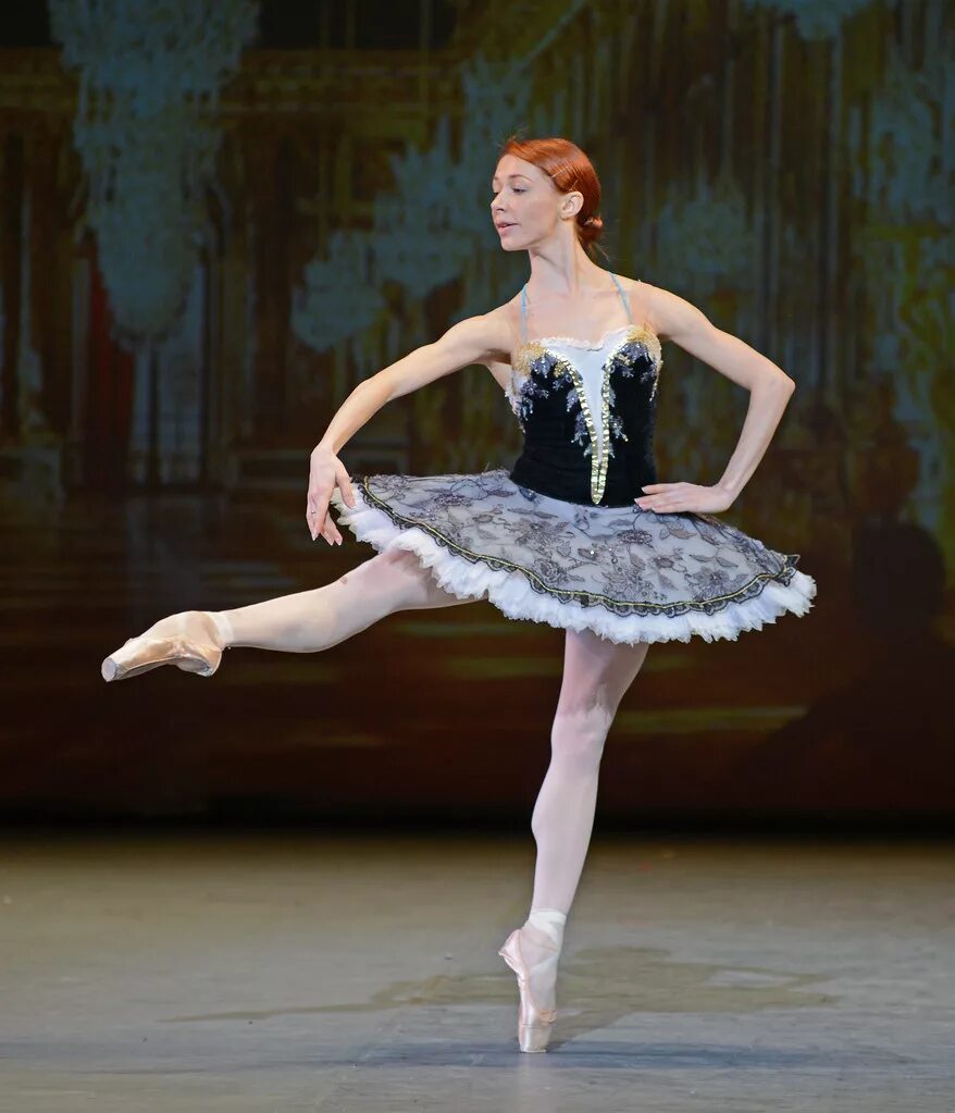 Балерины кордебалет. Балерина выступает. Выступление балерины. Михайловский театр балет. Балерина выступает.