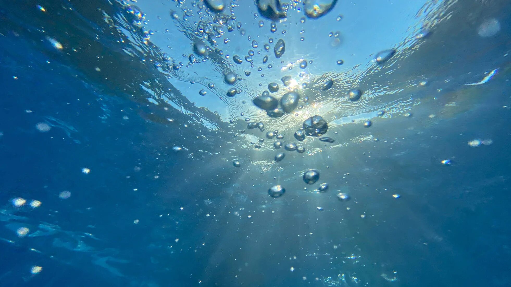 Почему в воде пузырьки воздуха. Кислород в воде. Пузырьки кислорода. Пузыри в воде. Пузыри воздуха под водой.