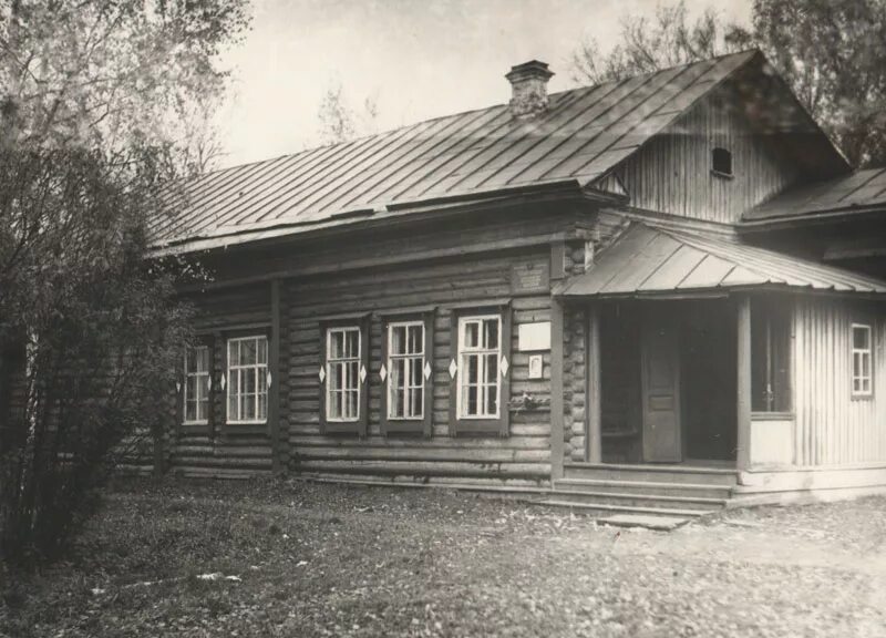 Деревня Середнево Рыбинского района. Дом Суркова Алексея. Деревня Середнево Сурков. Сельская школа 19 век деревня.