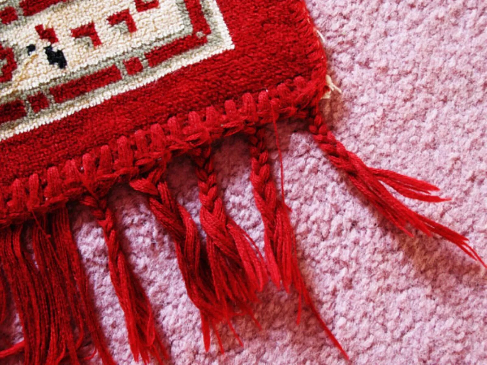 Тесьма шанель с бахромой. Тесьма декоративная с бахромой для одежды. Кант бахрома. Бахрома для вязаного коврика. Бахрома для штор шарики артикул: 8910-08.