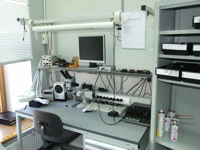 Стол радиомонтажника срм-1300. Стол для ремонта электроники. Обустройство мастерской. Рабочее место электронщика. Рабочее место в офисе.