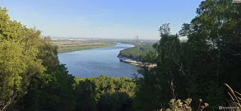 Вдали виднелся город