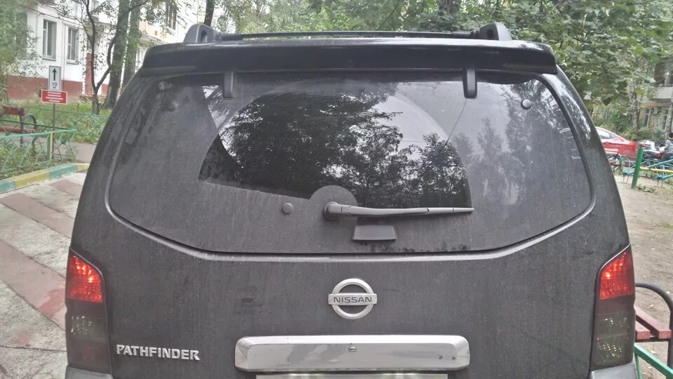 Купить заднюю дверь 5. Спойлер Nissan Pathfinder r51. Задний спойлер Nissan Pathfinder r51. Дефлектор задней двери Nissan Pathfinder r51. Стекло багажника Pathfinder r51.