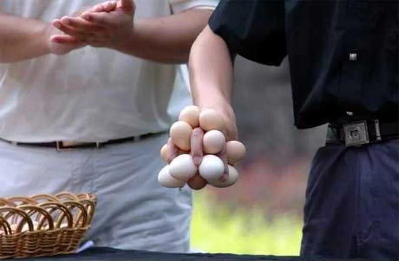 Про мужскую яйцо. Яйцо в руке. Яйцо для фотосессии.