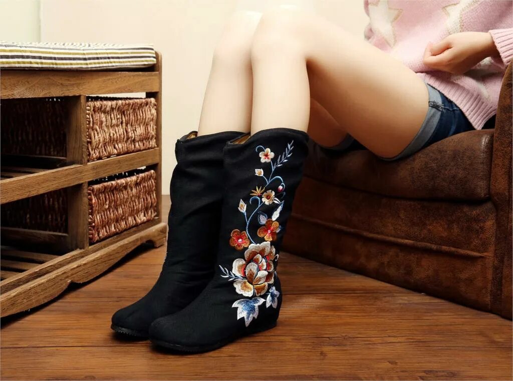 Кожаные сапоги с вышивкой. Китайские сапоги. Традиционная китайская обувь женская. Тканевые сапожки женские. Тканевые ботинки женские.