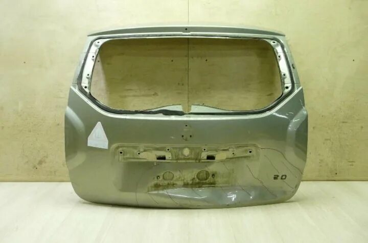 Renault duster дверь багажника. Крышка багажника дастер 2021. Дверь багажника (мет) duster renault. Задняя крышка багажника дастер. Крышка багажника рено дастер 2.