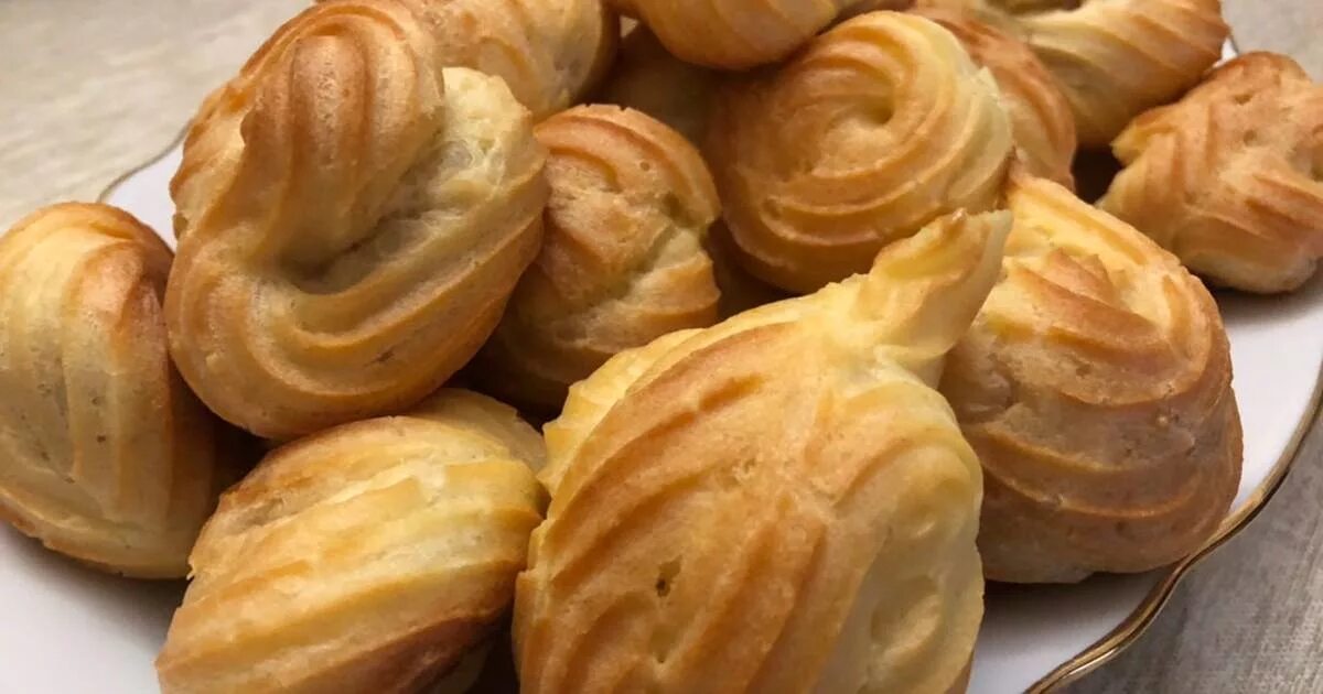 эклер со сгущенкой орешками. эклер. эклеры рецепт со сгущенкой фото. пирожные с заварным кремом. эклеры со сливочным кремом.