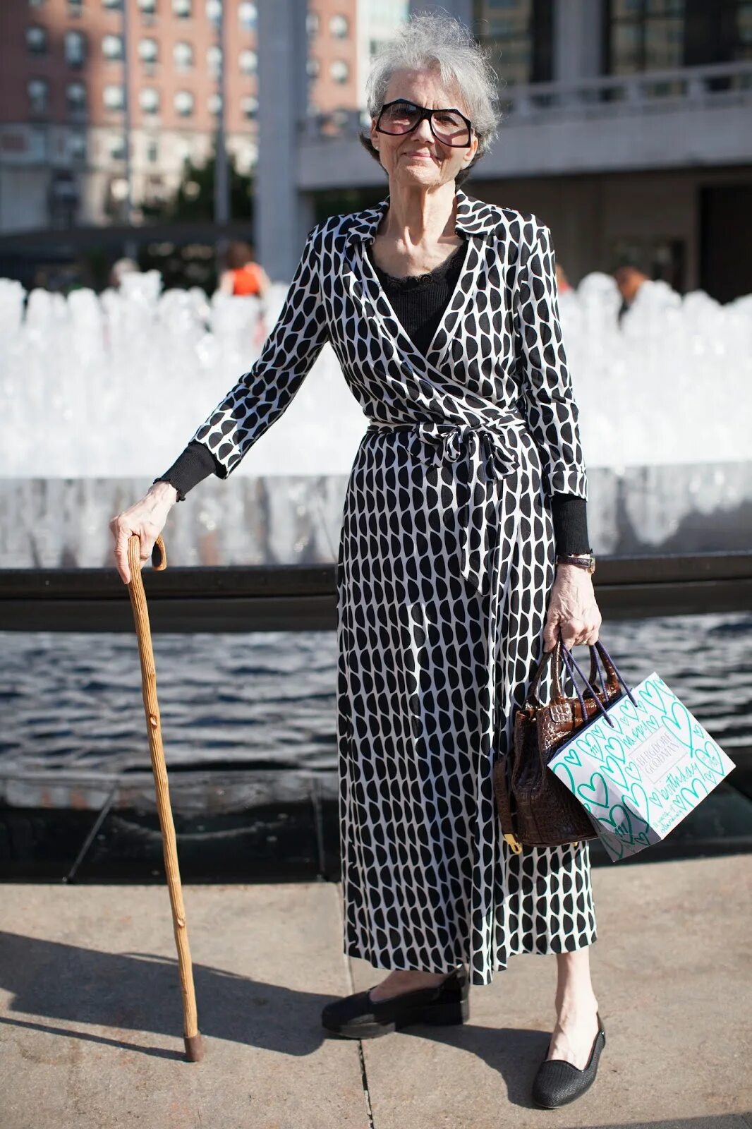 одежда для пожилых женщин. элегантная одежда для пожилых женщин. летние платья для пожилых женщин. элегантная одежда для пожилых. пожилая женщина в платье.