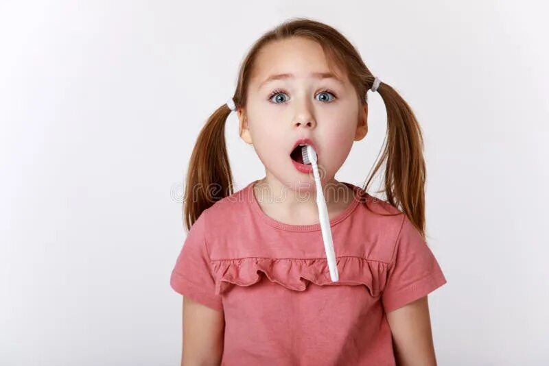 Дети с открытым ртом. Маленькая девочка с высунутым языком. Ребенок с высунутым языком. Отвращение с языком. Девочка с открытым ртом.