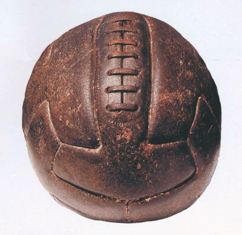 Первый мяч в футболе. Первый волейбольный мяч 1897. Футбольный мяч 1855 Гудиер. Первый волейбольный мяч 1895.