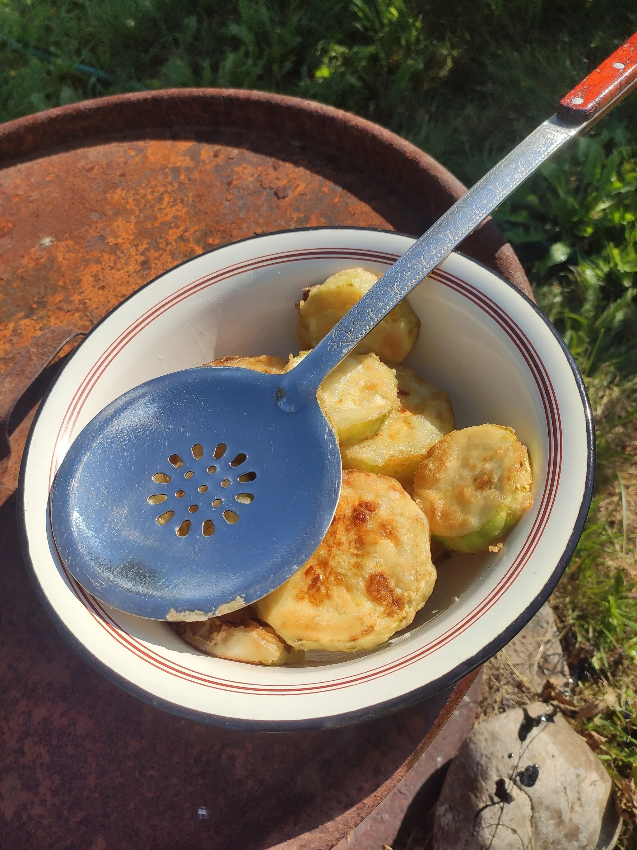 Кабачки в казане. Картошка с овощами в казане на костре. Кабачки в казане. Кабачки в казане на костре рецепты. Лагман в казане на костре.