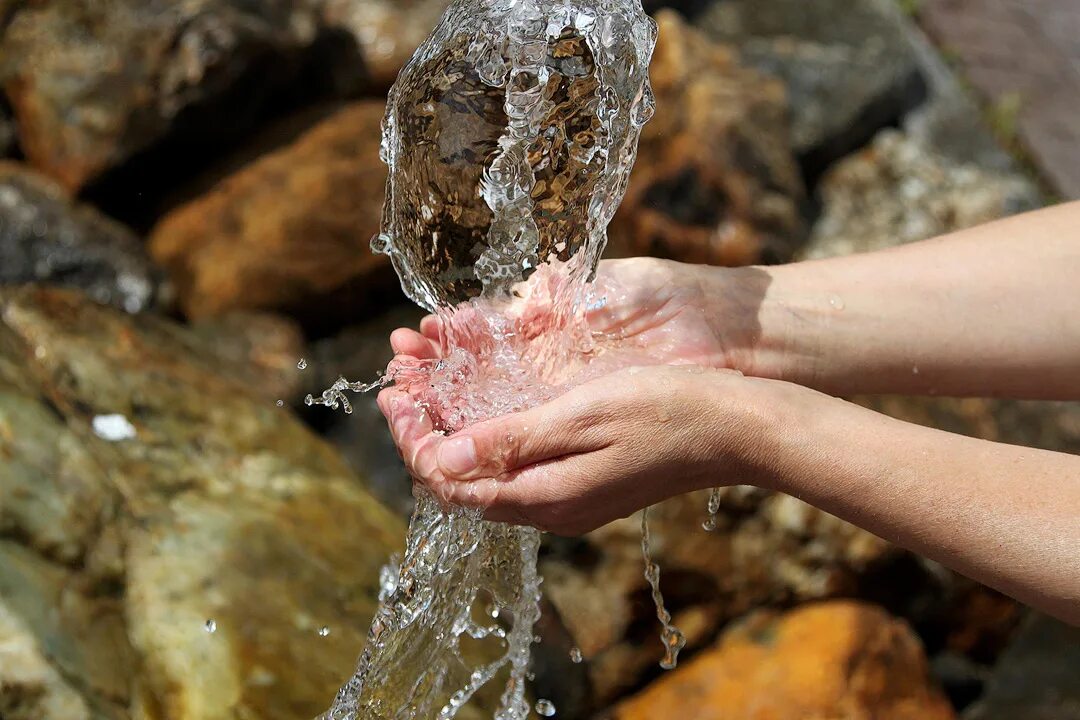 Экспертиза запасов воды. Источник воды. Подземные источники питьевой воды. Добыча воды. Вода из скважины.