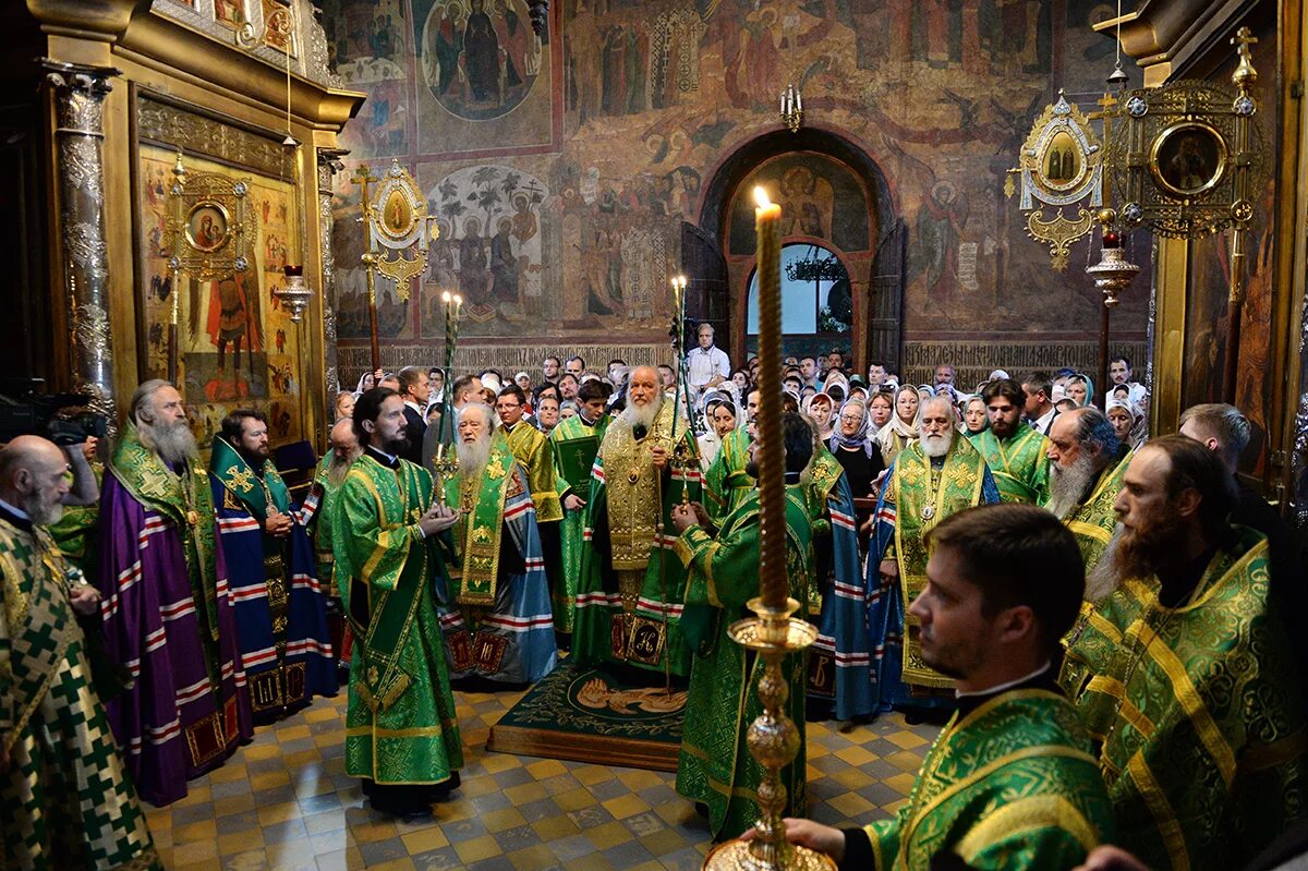 Духовской храм Троице Сергиевой Лавры. Богослужение в Троице Сергиевой Лавре. Молебен Троице Сергиева Лавра в том. 2016 Лавра преп сергию богослужения. Вечерня всенощное