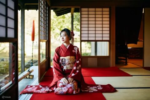 Она снимала кимоно.
