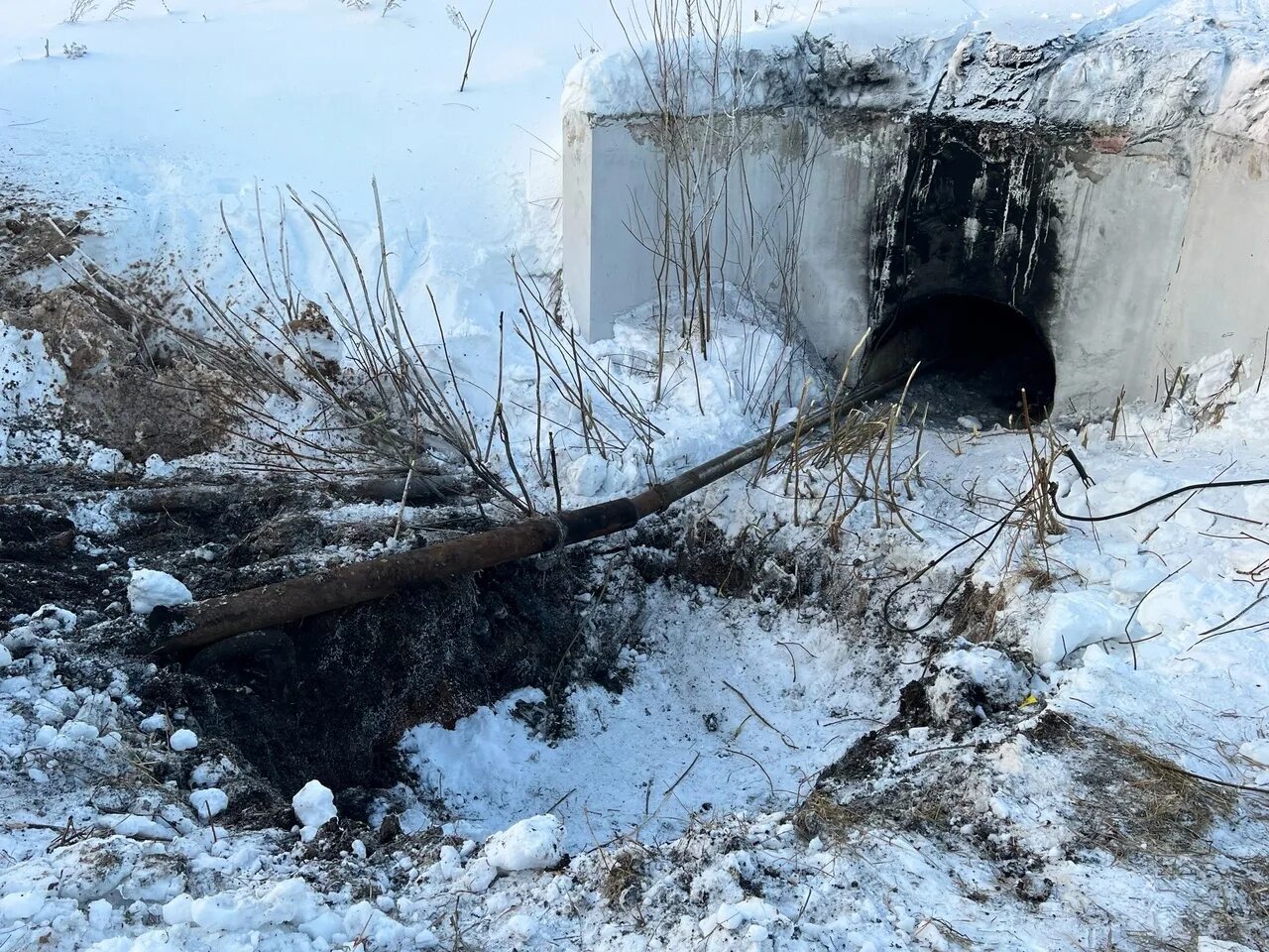 Замерзшие трубы водопровода. Замерзает ГАЗ В трубе.