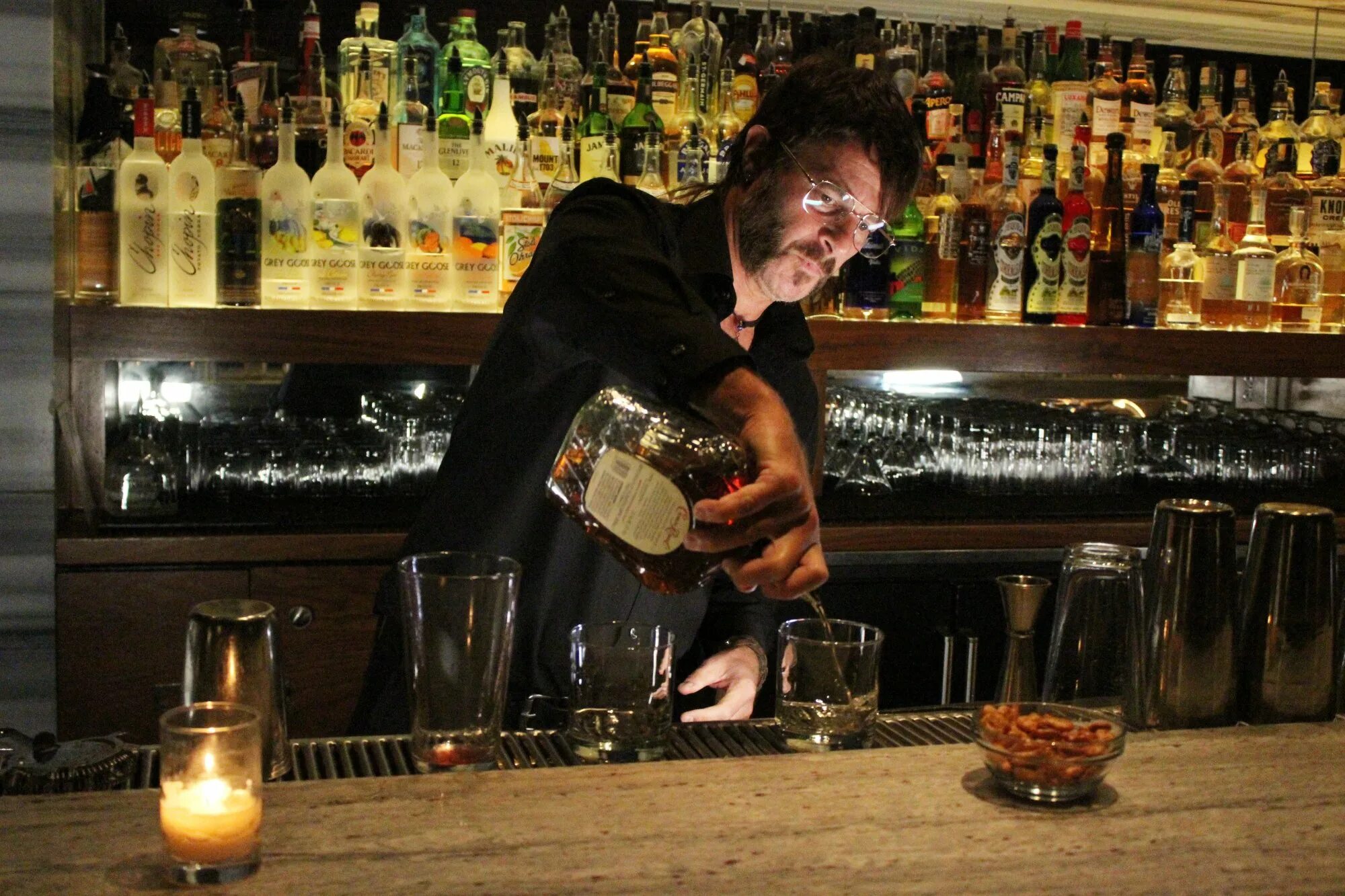 Что пьют в баре. Мужчина в баре. Виски бар. Человек за барной стойкой. Виски на барной стойке.