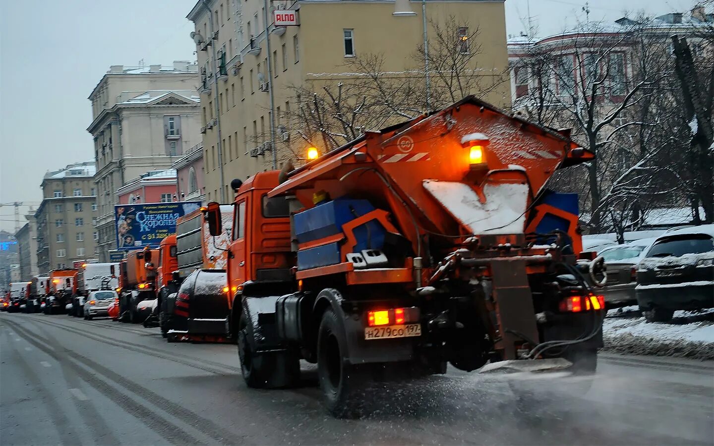 Посыпка реагентами. Посыпка дорог реагентами. Антигололедные машины. Реагенты для дорог зимой. Противогололедные реагенты.