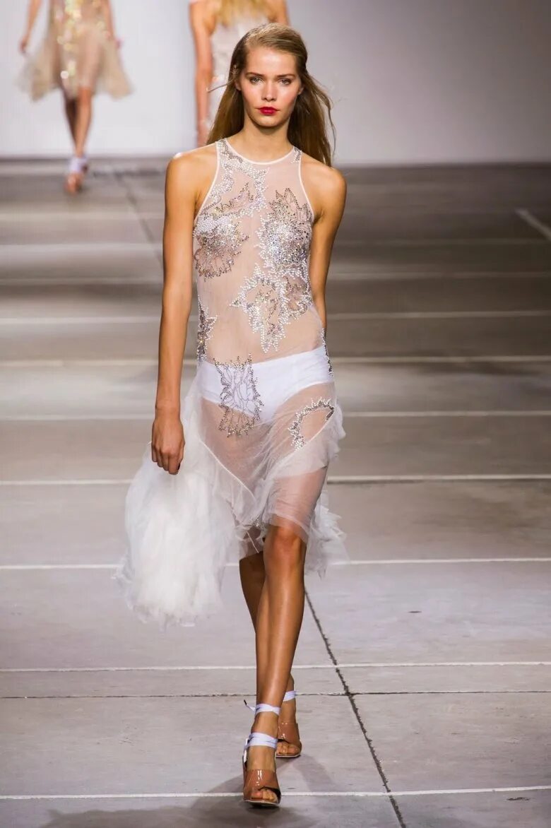 Прозрачная одежда женская. Наталья водянова на подиуме. Balmain spring summer 2019. La perla 2019 подиум. Прозрачная мода видео.